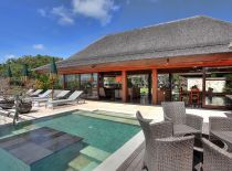 Villa Indah Manis, En bord de piscine salon